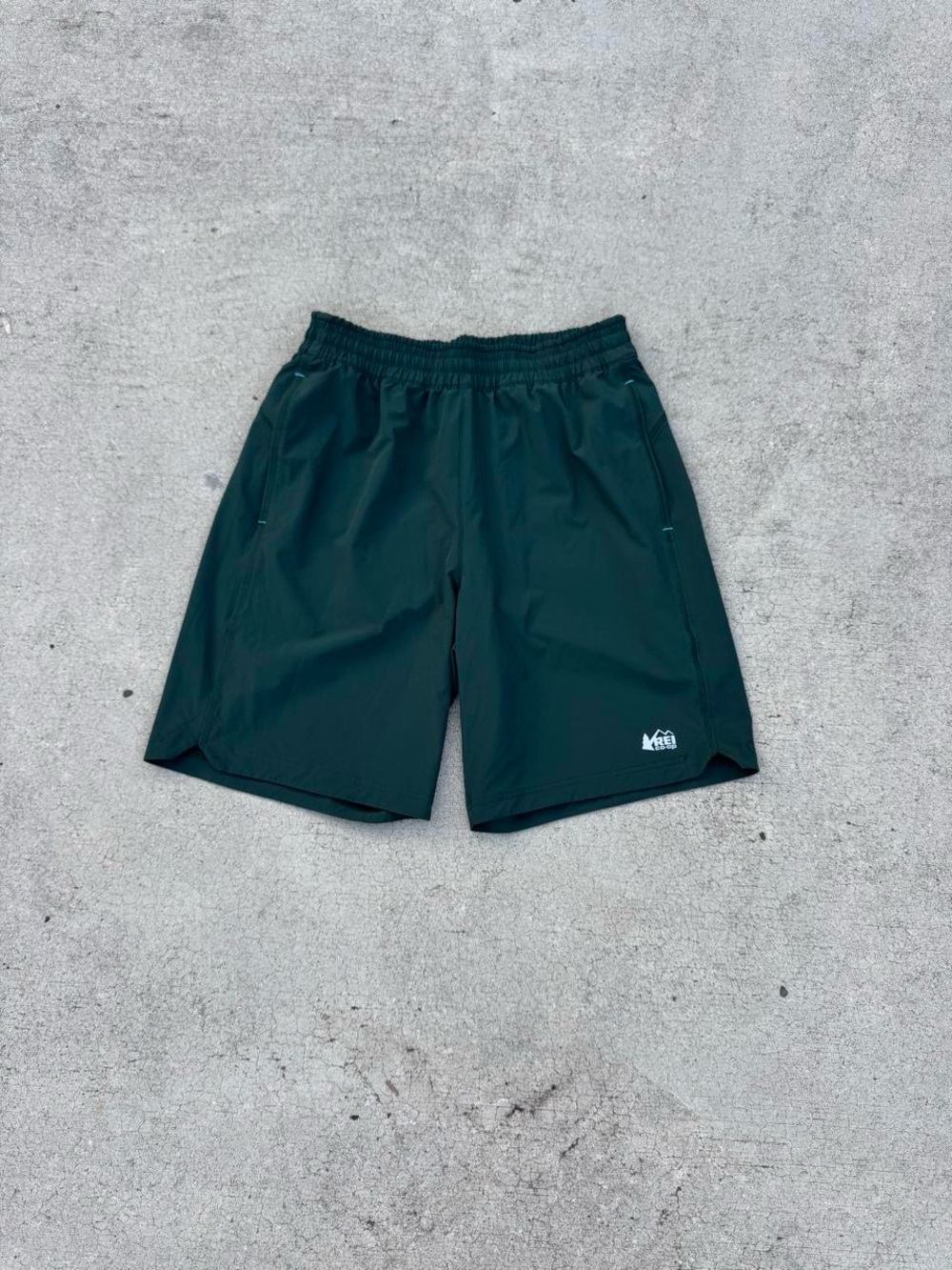 Men's REI co-op men’s active pursuits shorts spruce or dark forest green size M